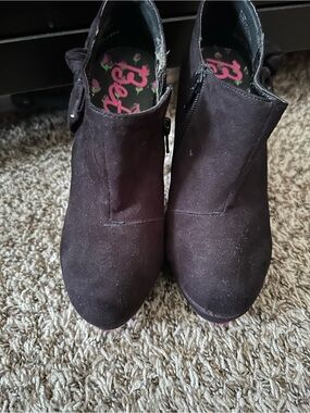 Betsey Johnson black Suede Ankle Booties with Side Bow